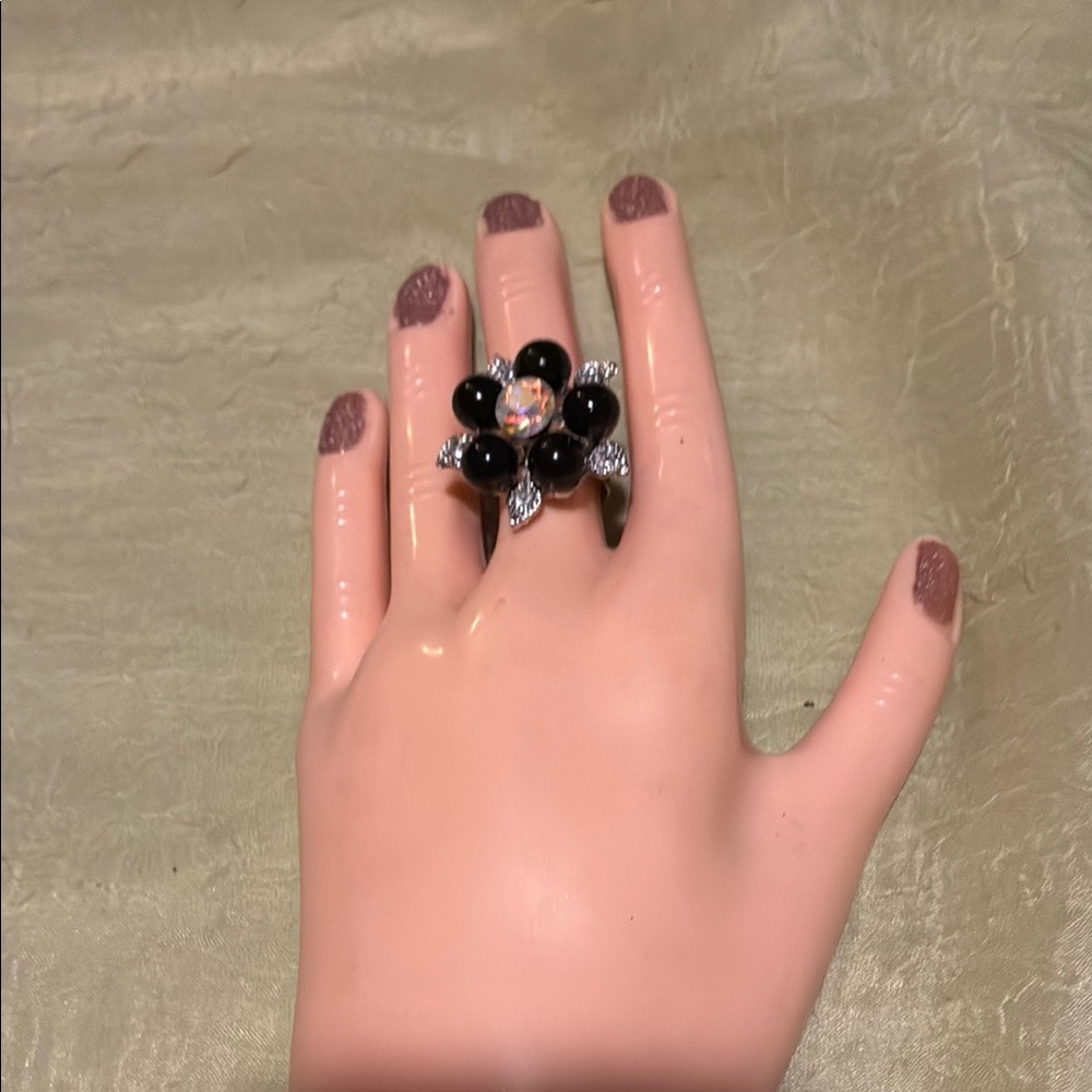 NWOT- Adjustable Elegant Black and Silver Flower Ring